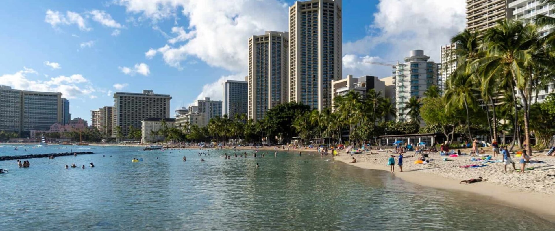 Exploring Waikiki Beach: The Best Hostels and Recreation